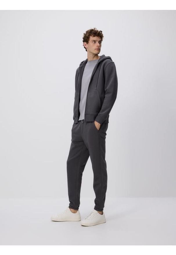 Reserved - Spodnie dresowe regular fit - ciemnoszary. Kolor: szary. Materiał: dresówka