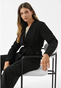 Volcano - Czarny żakiet JB-MIRELLA. Typ kołnierza: bez kołnierzyka. Kolor: czarny. Materiał: dzianina, tkanina. Wzór: gładki. Styl: klasyczny #1