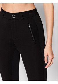 Guess Spodnie materiałowe Greta W2RB12 K8RN0 Czarny Slim Fit. Kolor: czarny. Materiał: wiskoza