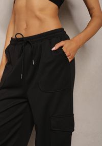 Renee - Czarne Szerokie Spodnie z Gumką w Talii i Kieszeniami z Klapkami Cargo Nukeria. Kolor: czarny. Materiał: tkanina #3