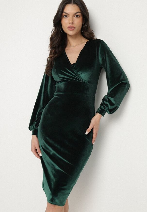 Born2be - Zielona Dopasowana Sukienka Welurowa z Kopertowym Dekoltem Wilara. Kolor: zielony. Materiał: welur. Długość rękawa: długi rękaw. Typ sukienki: kopertowe. Styl: klasyczny