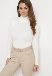 Born2be - Biały Elastyczny Golf z Wełną i Ściągaczami Ozdobiony Długim Włosem Alussone. Typ kołnierza: golf. Kolor: biały. Materiał: wełna. Długość rękawa: długi rękaw. Długość: długie. Wzór: aplikacja #1