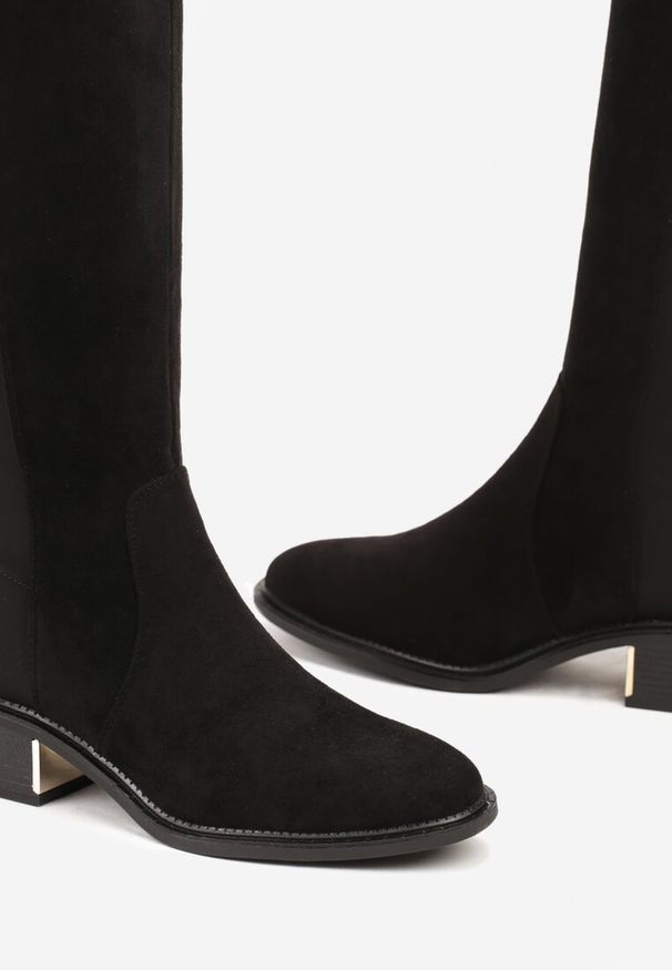 Renee - Czarne Casualowe Płaskie Kozaki na Słupku w Stylu Muszkieterek Clettia. Okazja: na co dzień. Kolor: czarny. Materiał: jeans. Obcas: na słupku. Styl: casual