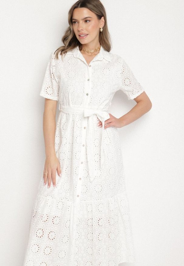 Born2be - Biała Bawełniana Sukienka Koszulowa z Wiązanym Paskiem Zdobiona Haftem Efriselle. Okazja: na co dzień. Typ kołnierza: kołnierzyk klasyczny. Kolor: biały. Materiał: bawełna. Wzór: aplikacja, haft. Typ sukienki: koszulowe. Styl: casual, elegancki, klasyczny