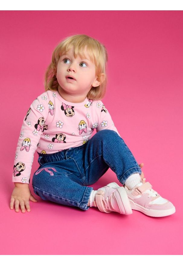 Sinsay - Jeansy pull on z ozdobnymi cekinami - niebieski. Kolor: niebieski. Materiał: jeans