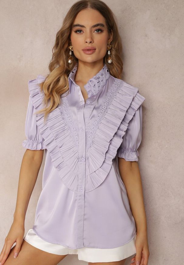 Renee - Fioletowa Koszula z Koronkowym Kołnierzem i Falbankami Neria. Typ kołnierza: kołnierz z falbankami. Kolor: fioletowy. Materiał: koronka. Długość rękawa: krótki rękaw. Długość: krótkie. Sezon: wiosna, lato