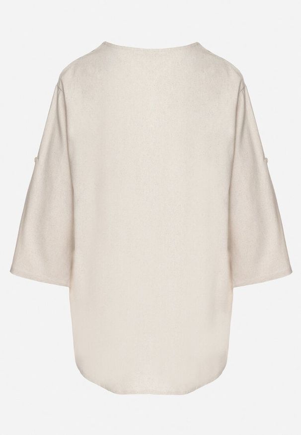 Born2be - Jasnobeżowa Bluzka z Lnem o Kroju Oversize Zdobiona Metaliczną Aplikacją Soffie. Okazja: na co dzień. Typ kołnierza: dekolt w serek. Kolor: beżowy. Materiał: len. Wzór: aplikacja. Styl: casual, klasyczny