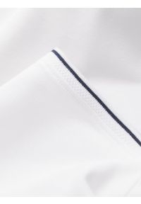 Ombre Clothing - Koszulka męska polo z dzianiny pique bez guzików - biała V1 - Rozmiar: XXL. Okazja: do pracy, na co dzień. Typ kołnierza: polo. Kolor: biały. Materiał: dzianina. Wzór: aplikacja, ze splotem, paski. Styl: klasyczny, sportowy, wizytowy, casual #6