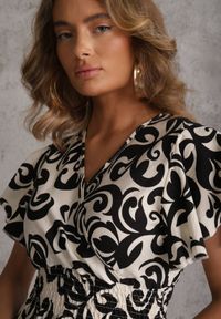 Renee - Czarna Taliowana Sukienka z Wiskozy z Kopertowym Dekoltem Jynaela. Typ kołnierza: dekolt kopertowy. Kolor: czarny. Materiał: wiskoza. Wzór: nadruk. Typ sukienki: kopertowe. Styl: boho #5