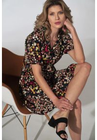 Figl - Sukienka koszulowa w kwiaty rozkloszowana mini z wiskozy. Okazja: na co dzień. Materiał: wiskoza. Długość rękawa: krótki rękaw. Wzór: kwiaty. Typ sukienki: koszulowe. Styl: casual. Długość: mini #4