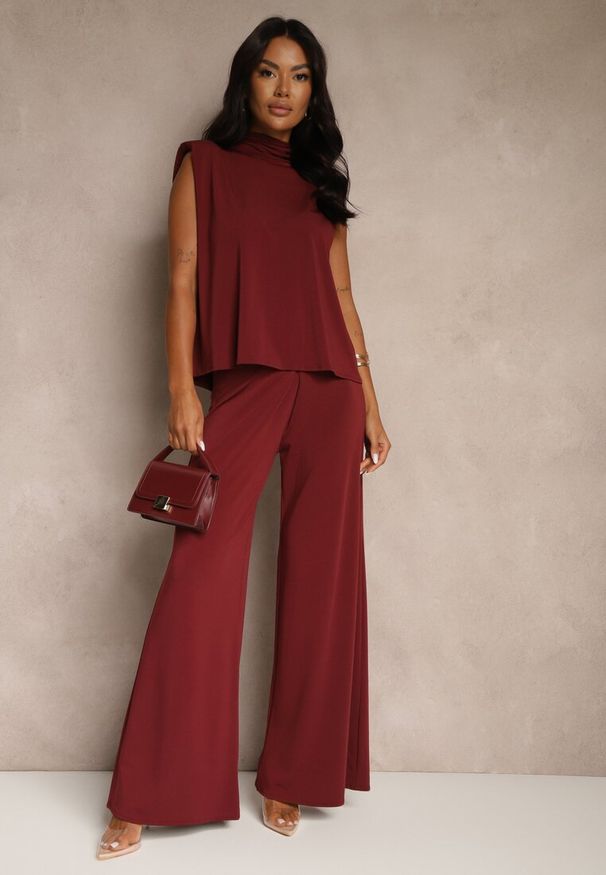 Renee - Bordowy Komplet Spodnie o Szerokim Kroju i Bluzka Ozdobiona Wiązaniem Halomia. Kolor: czerwony. Wzór: aplikacja