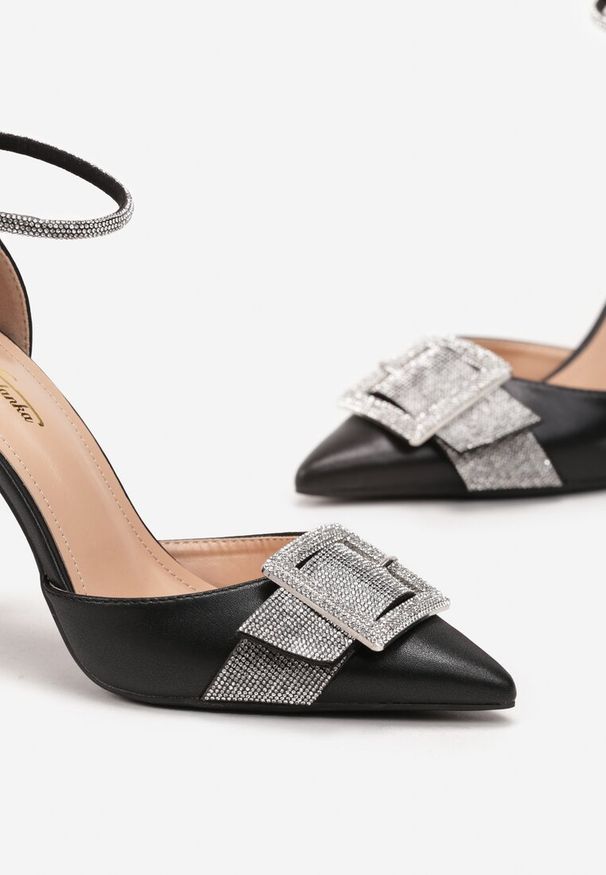 Born2be - Czarne Sandały na Szpilce Ozdobione Klamrą z Cyrkonii Iluzza. Zapięcie: klamry. Kolor: czarny. Wzór: aplikacja. Obcas: na szpilce. Wysokość obcasa: wysoki