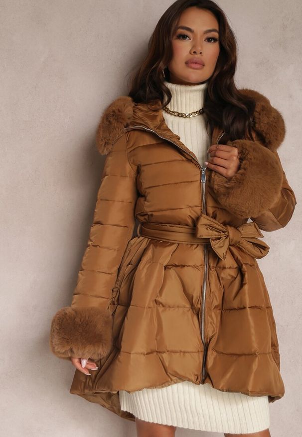 Renee - Brązowa Kurtka Pikowana z Futerkiem Pasilinai. Kolor: brązowy. Materiał: futro. Długość rękawa: długi rękaw. Długość: długie. Sezon: zima, jesień