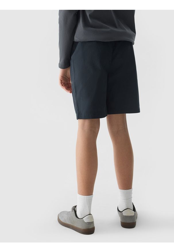 4f - 4F Spodenki casual chłopięce - czarne 140 (9-10 lat). Okazja: na co dzień. Kolor: czarny. Materiał: bawełna, materiał, elastan. Długość: krótkie. Wzór: jednolity. Sezon: lato. Styl: casual