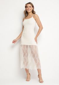 Born2be - Beżowa Prążkowana Sukienka Koktajlowa Ozdobiona Koronką Sonalitea. Kolor: beżowy. Materiał: prążkowany, koronka. Wzór: koronka, aplikacja. Styl: wizytowy #1