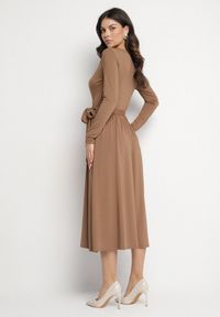 Born2be - Brązowa Sukienka Kopertowa z Wiskozą Wiązana w Talii Drestalia. Okazja: na co dzień. Typ kołnierza: dekolt w kształcie V. Kolor: brązowy. Materiał: wiskoza. Długość rękawa: długi rękaw. Typ sukienki: kopertowe. Styl: casual, klasyczny #5