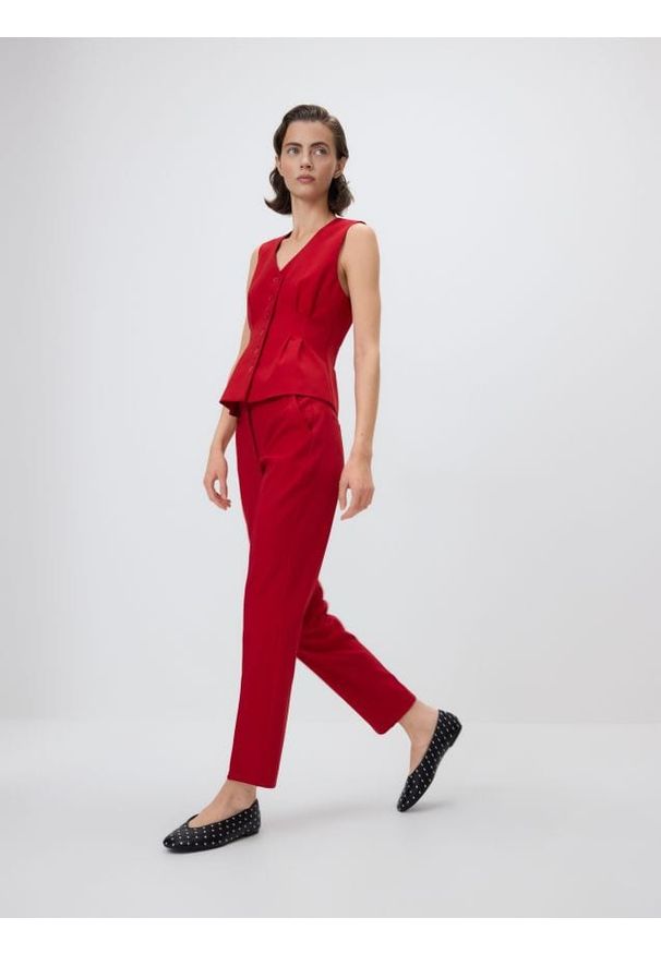 Reserved - Spodnie cygaretki z wiskozą - czerwony. Kolor: czerwony. Materiał: wiskoza