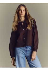 Reserved - Koszula z ozdobnym kołnierzem - ciemnobrązowy. Kolor: brązowy. Materiał: bawełna, tkanina #1
