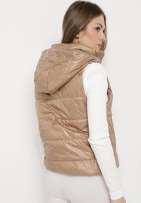 Born2be - Beżowa Kamizelka z Odpinanym Kapturem i Kieszeniami Pikowana Aggevia. Kolor: beżowy #5