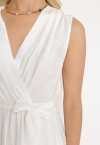 Born2be - Biała Rozkloszowana Sukienka z Wiskozą Kopertowym Dekoltem i Materiałowym Paskiem w Talii Jenvia. Okazja: na spacer. Typ kołnierza: dekolt kopertowy. Kolor: biały. Materiał: wiskoza, materiał. Sezon: lato. Typ sukienki: kopertowe. Styl: klasyczny #2