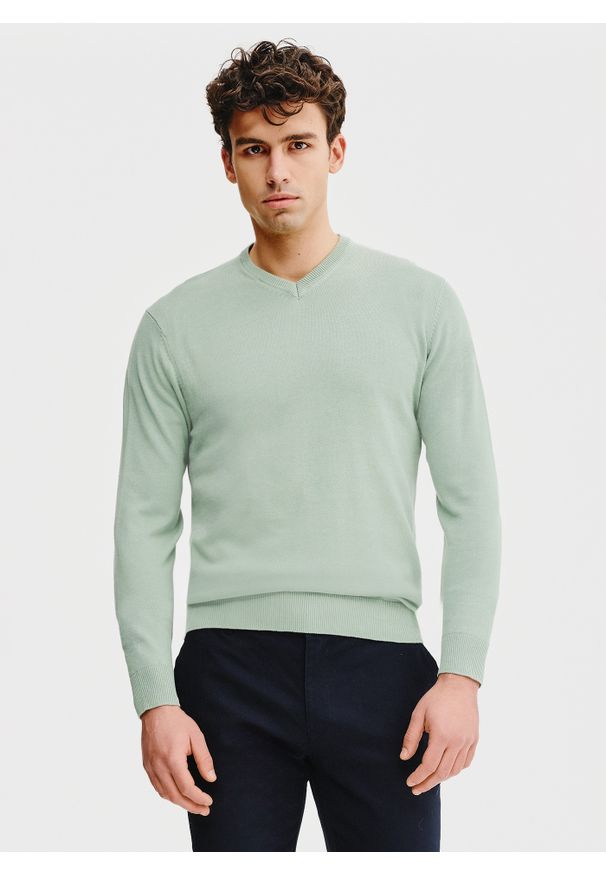 Pako Lorente - PAKO LORENTE – Zielony męski sweter w serek. Typ kołnierza: dekolt w serek. Kolor: niebieski, czerwony, zielony. Materiał: bawełna. Sezon: wiosna