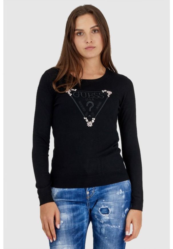Guess - GUESS Czarny sweterek damski z wyszywanym logo. Kolor: czarny. Materiał: prążkowany