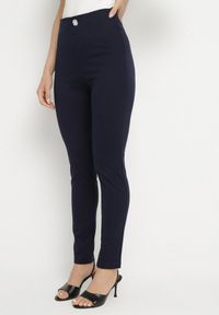 Born2be - Granatowe Legginsy z Wiskozą z Wysokim Stanem Zdobione Guzikiem z Cyrkoniami Nalette. Okazja: na co dzień. Stan: podwyższony. Kolor: niebieski. Materiał: wiskoza. Wzór: aplikacja. Styl: elegancki, casual