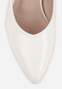 Born2be - Białe Czółenka VICES na Obcasie z Geometrycznym Zdobieniem Balsara. Okazja: na co dzień, do pracy, na spotkanie biznesowe. Kolor: biały. Materiał: prążkowany, jeans. Wzór: geometria, aplikacja. Obcas: na obcasie. Styl: klasyczny, casual, biznesowy, elegancki. Wysokość obcasa: średni #7