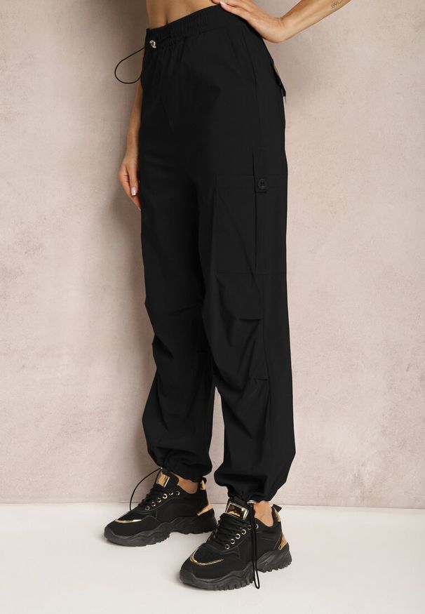 Renee - Czarne Szerokie Spodnie High Waist w Stylu Bojówek Wykończone Gumką w Talii Ellcara. Okazja: na co dzień. Stan: podwyższony. Kolor: czarny. Materiał: satyna. Wzór: moro. Styl: elegancki, sportowy, militarny, wizytowy, casual