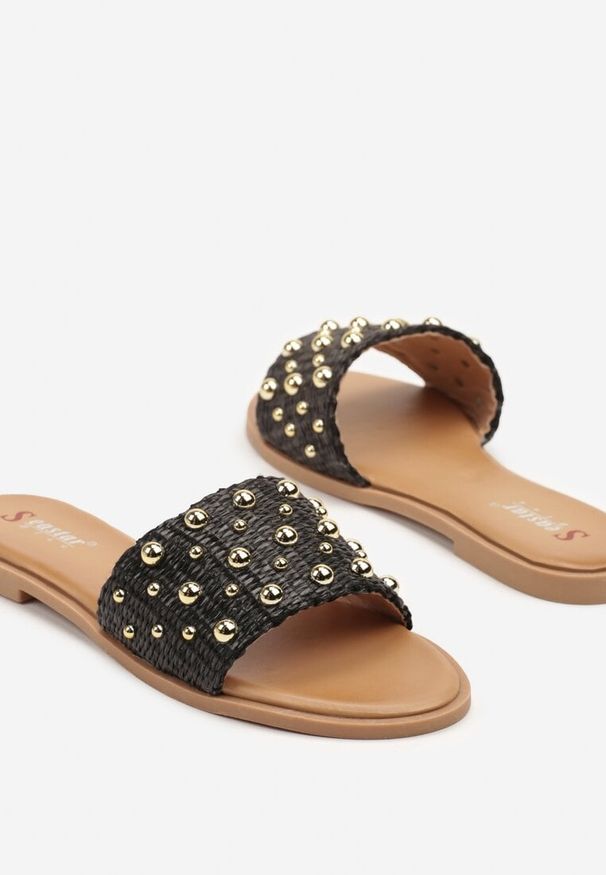 Born2be - Czarne Klapki na Płaskiej Podeszwie Zdobione Nitami Tariviel. Kolor: czarny. Materiał: jeans. Wzór: aplikacja. Obcas: na płaskiej podeszwie. Styl: elegancki