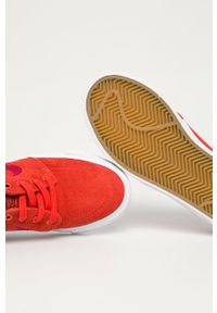 Nike Kids - Buty zamszowe dziecięce SB Janoski. Nosek buta: okrągły. Zapięcie: sznurówki. Kolor: czerwony. Materiał: zamsz