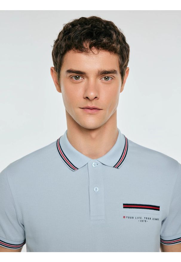 Big-Star - Koszulka męska polo z kontrastowym wykoŅczeniem niebieska Polos 400. Typ kołnierza: polo. Kolor: niebieski. Materiał: materiał, dzianina. Wzór: nadruk. Styl: sportowy, klasyczny, elegancki