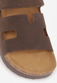 Renee - Brązowe Klapki na Grubej Podeszwie z Imitacją Korka Zapinane na Rzep Nadareida. Okazja: na co dzień. Kolor: brązowy. Sezon: lato. Obcas: na platformie. Styl: boho, wakacyjny, casual #8