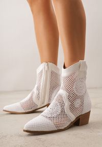 Born2be - Białe Ażurowe Botki Kowbojki z Haftem na Niskim Obcasie Typu Stożek Bertolina. Okazja: na co dzień. Kolor: biały. Materiał: jeans. Wzór: ażurowy, haft. Obcas: na obcasie. Styl: casual, klasyczny, wizytowy. Wysokość obcasa: niski #1