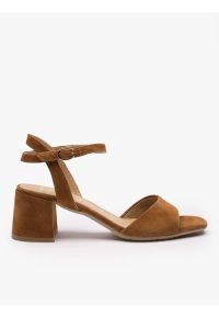 Ryłko - Jasnobrązowe sandały na stabilnym obcasie. Nosek buta: okrągły. Zapięcie: sprzączka. Kolor: brązowy. Materiał: skóra, welur. Sezon: lato. Obcas: na obcasie. Styl: elegancki. Wysokość obcasa: średni #1