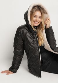 Born2be - Czarno-Beżowa Pikowana Kurtka o Prostym Kroju z Kapturem Avilerie. Okazja: na co dzień. Typ kołnierza: kaptur. Kolekcja: plus size. Kolor: czarny. Materiał: jeans. Styl: casual, elegancki #5