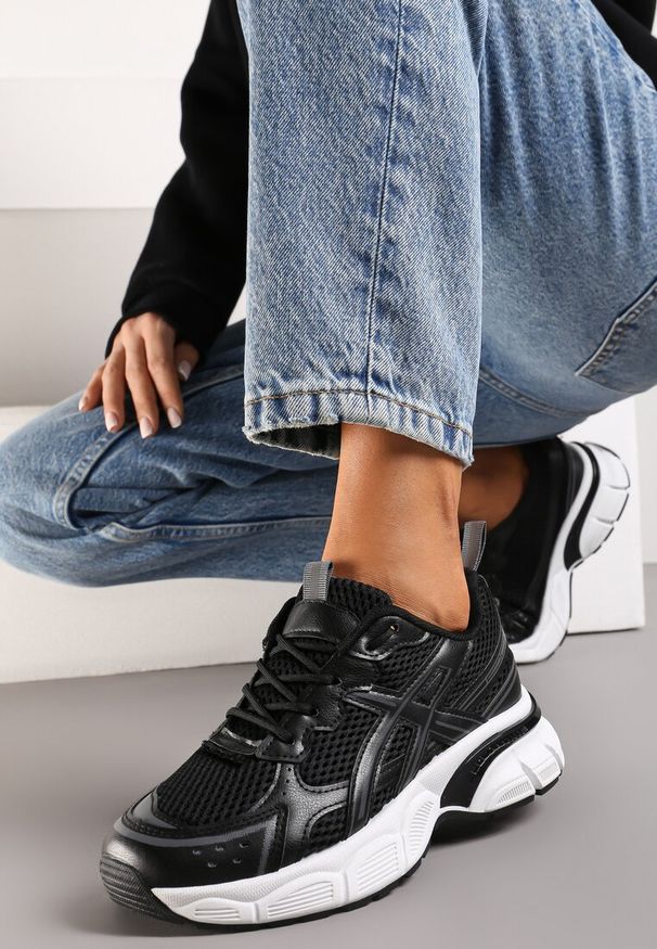 Born2be - Czarne Siateczkowe Sneakersy na Grubej Podeszwie z Ozdobnymi Paskami Axantise. Okazja: na co dzień. Zapięcie: pasek. Kolor: czarny. Sport: fitness