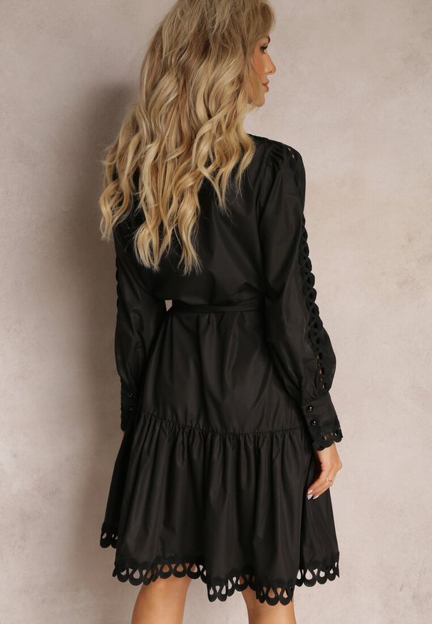 Renee - Czarna Sukienka Midi z Ażurowymi Wstawkami i Wiązanym Paskiem Hudo. Typ kołnierza: kołnierzyk stójkowy. Kolor: czarny. Wzór: ażurowy. Długość: midi