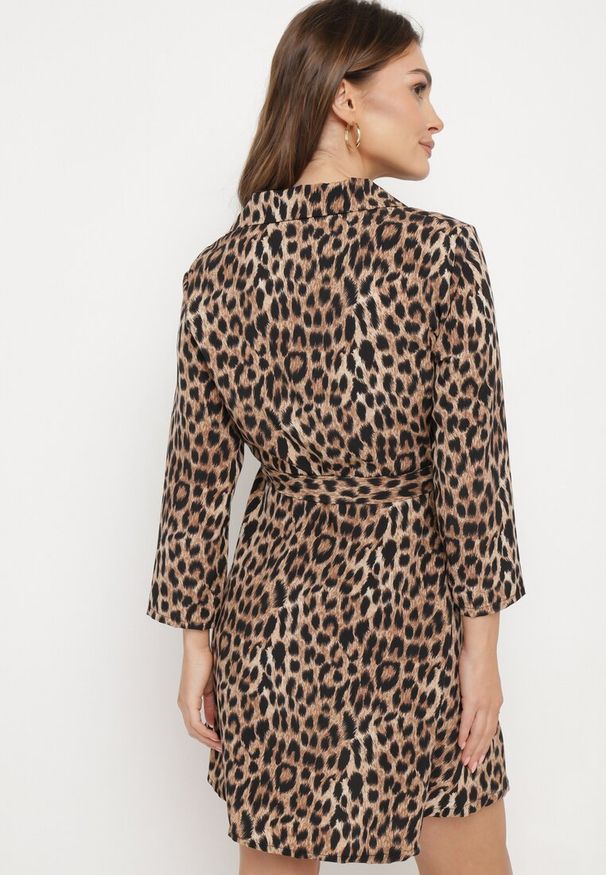 Born2be - Brązowa Sukienka Mini ze Zwierzęcym Printem i Wiązanym Paskiem w Talii Crossie. Kolor: brązowy. Wzór: nadruk, motyw zwierzęcy. Długość: mini
