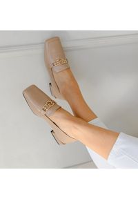 Beżowe skórzane mokasyny damskie DiA 3125. Okazja: na co dzień, na spotkanie biznesowe. Kolor: beżowy. Szerokość cholewki: normalna. Wzór: aplikacja. Materiał: skóra. Sezon: wiosna, lato, jesień. Obcas: na obcasie. Styl: klasyczny, casual, biznesowy, elegancki. Wysokość obcasa: niski #1