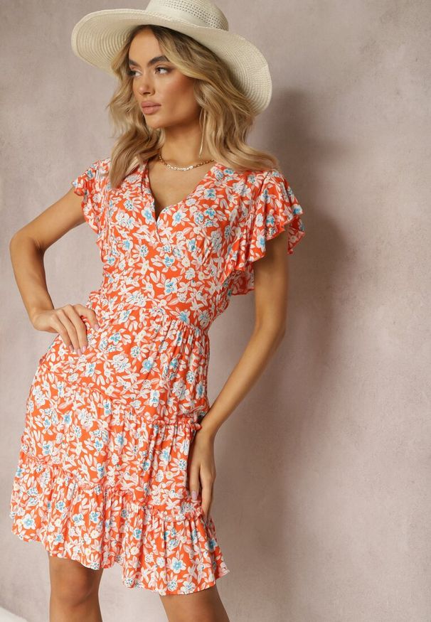 Renee - Pomarańczowa Sukienka w Kwiaty z Falbankami i Kopertowym Dekoltem z Wiskozy Cilgara. Okazja: na co dzień. Typ kołnierza: kołnierz z falbankami. Kolor: pomarańczowy. Materiał: wiskoza. Wzór: kwiaty. Typ sukienki: kopertowe. Styl: casual, boho