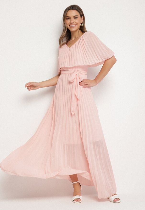Born2be - Jasnoróżowa Sukienka Plisowana z Szeroką Falbaną Przy Dekolcie Dinara. Kolor: różowy. Styl: wizytowy. Długość: maxi