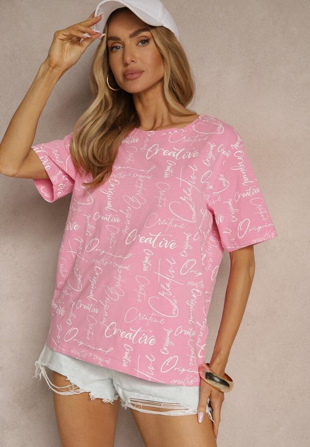 Renee - Różowy Bawełniany T-shirt o Kroju Oversize z Ozdobnym Nadrukiem Aveneli. Okazja: na co dzień. Kolor: różowy. Materiał: bawełna. Wzór: nadruk. Styl: elegancki, casual