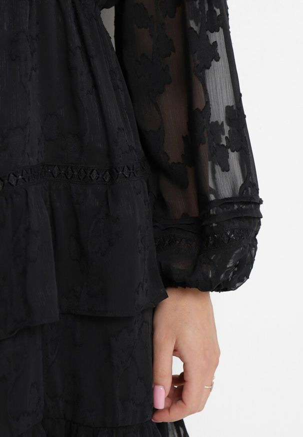 Born2be - Czarna Sukienka Boho z Gumką w Pasie i Błyszczącą Nitką Gavissa. Kolor: czarny. Styl: boho