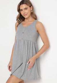 Born2be - Jasnoszara Sukienka o Rozkloszowanym Kroju na Szerokich Ramiączkach z Guzikami Jenovira. Okazja: na co dzień. Kolor: szary. Długość rękawa: na ramiączkach. Styl: casual #1