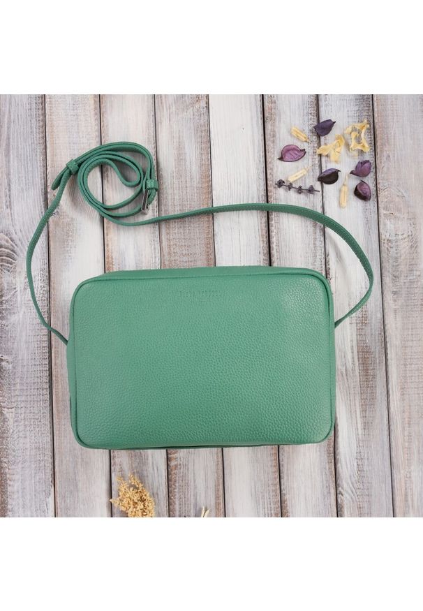 Pudełkowa listonoszka skórzana PAOLO PERUZZI IN-62-MN zielona. Kolor: zielony. Sezon: lato. Materiał: skórzane. Styl: klasyczny, casual, elegancki. Rodzaj torebki: na ramię