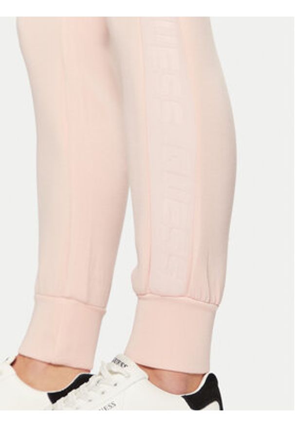 Guess Spodnie dresowe V2YB18 K7UW2 Różowy Regular Fit. Kolor: różowy. Materiał: wiskoza