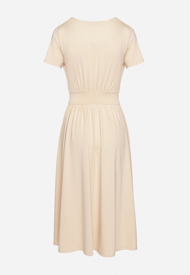 Born2be - Beżowa Taliowana Sukienka z Dekoltem na Zakładkę Quimadea. Okazja: na spotkanie biznesowe. Kolor: beżowy. Materiał: materiał. Wzór: aplikacja. Styl: biznesowy, elegancki