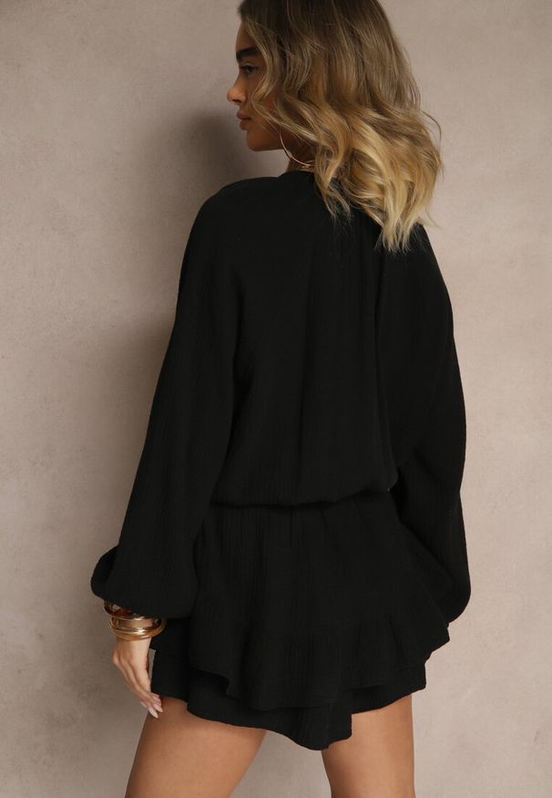 Renee - Czarny Kombinezon z Bawełny ze Spódnico-Spodenkami i Guzikami oraz Gumką w Talii Vimatthea. Okazja: na co dzień. Kolor: czarny. Materiał: bawełna. Styl: casual, elegancki