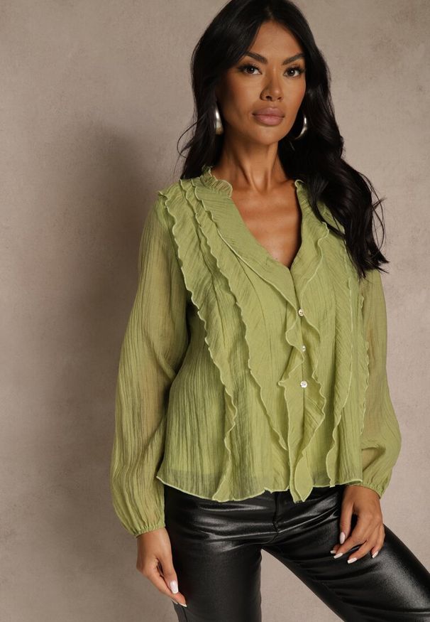 Renee - Zielona Koszulowa Bluzka z Dekoltem V i Falbankami Calomia. Okazja: do pracy, na spotkanie biznesowe. Typ kołnierza: kołnierz z falbankami. Kolor: zielony. Materiał: jeans, skóra. Styl: biznesowy